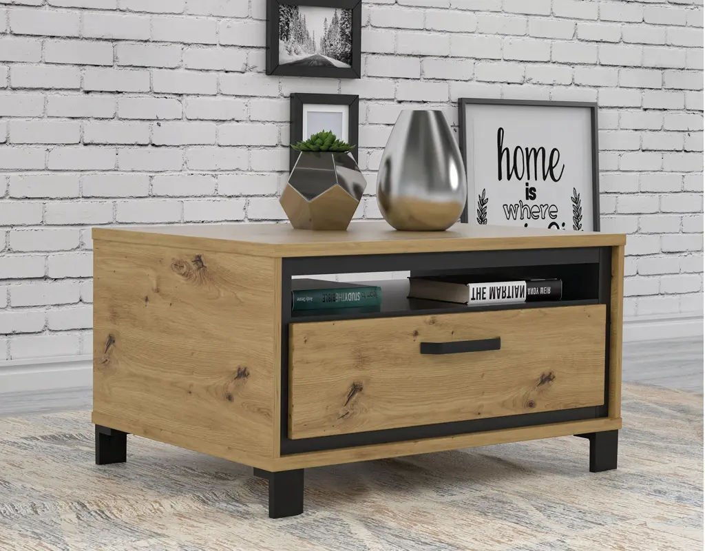 Moderner Couchtisch aus Holz mit schwarzem Rahmen vor weißer Backsteinwand, dekoriert mit Vasen und Bildern. Funktionaler Wohnzimmertisch mit Stauraum und stilvollem Industrial Design.